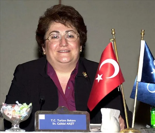 son-dakika-guldal-aksit-kimdir-ak-parti-danismani-guldal-aksit-vefat-etti-1638518225793.jpg