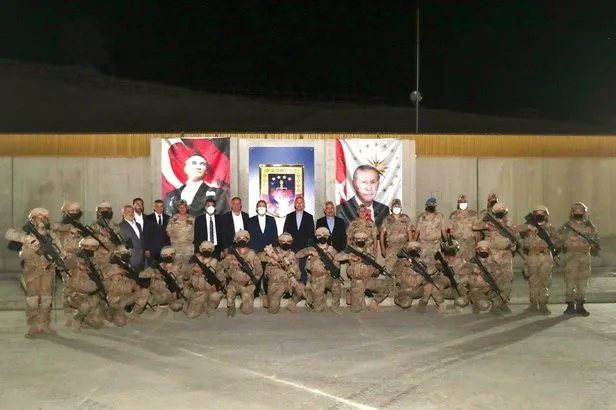 son-dakika-baskan-recep-tayyip-erdogan-mehmetcikle-bayramlasti-1626726828137.jpeg Son dakika: Başkan Recep Tayyip Erdoğan, Mehmetçikle bayramlaştı: "Rabbim sizlere güç, kuvvet nasip eylesin"-3