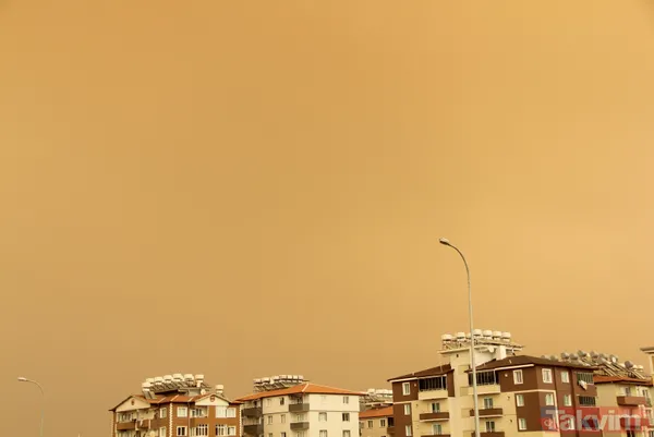 Dışarı çıkan yanar! Göz gözü görmüyor! Meteoroloji uyarmıştı: Türkiye'nin güneyini toz bulutu sardı - 12