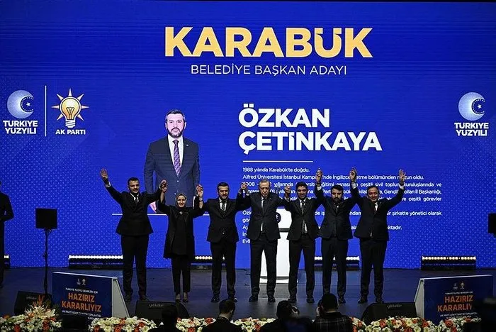 Başkan Erdoğan, AK Parti'nin Karabük Belediye Başkan Adayı olarak açıkladığı Özkan Çetinkaya'yı sahneye davet ederek partilileri selamladı.