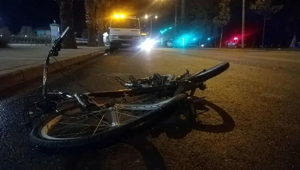 Otomobilin çarptığı bisikletli metrelerce sürüklenip, öldü-1
