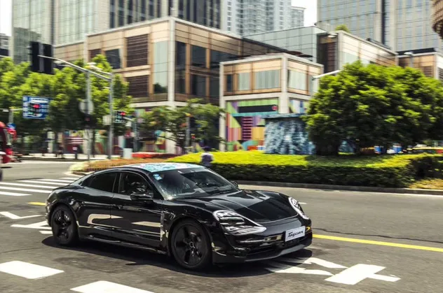 İsmini Türkçe koymuştu! Porsche Taycan ilk kez göründü