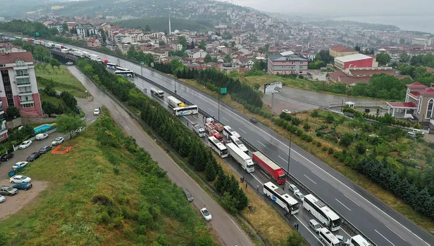 TEM Otoyolu'nda zincirleme trafik kazası: Kilometrelerce kuyruk oluştu