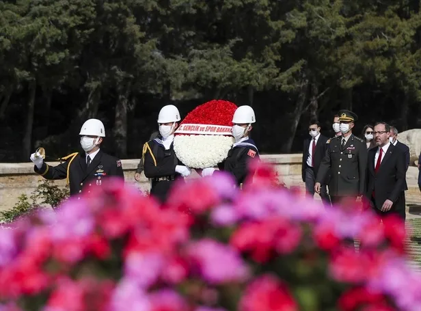 Son dakika: Bakan Kasapoğlu ve beraberindeki heyet 19 Mayıs kutlamaları kapsamında Anıtkabir'i ziyaret etti-4