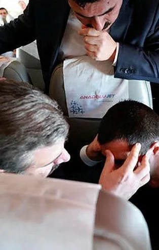 Sağlık Bakanı Fahrettin Koca'dan uçakta rahatsızlanan yolcuya ilk müdahale