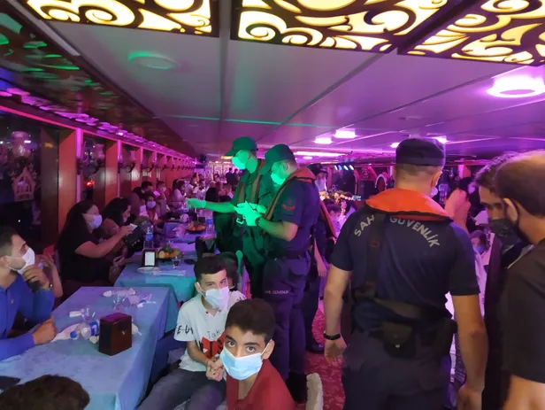 istanbul-bogazinda-koronavirus-denetimi-ekipler-tek-tek-inceledi-1598161166744.jpg