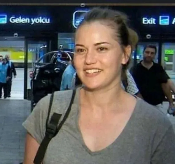 fahriye-evcen-12-kiloyu-catir-cutur-verdi-37lik-oyuncu-dogum-kilolarini-2-besinle-eritti-1703350378995.jpeg 37'lik güzel doğum kilolarını bu 2 besinle eritti: Fahriye Evcen tam 12 kiloyu çatır çutur böyle verdi-2