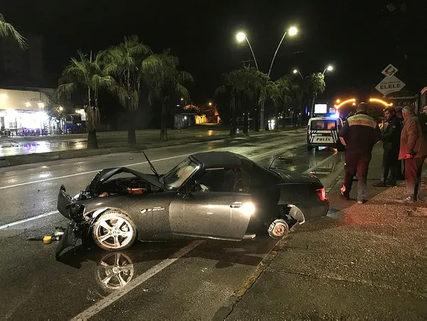 kaza-yapan-spor-otomobilin-surucusu-yarali-halde-olay-mahallinden-kacti-1639029344398.jpg Kaza yapan spor otomobilin sürücüsü yaralı halde olay mahallinden kaçtı-2