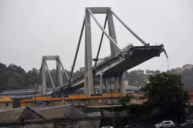 Son dakika... İtalya'da otoyol köprüsü çöktü!