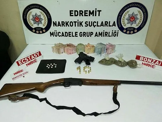 balikesir-edremitte-uyusturucu-operasyonu-2-tutuklama-1588357554630.jpeg