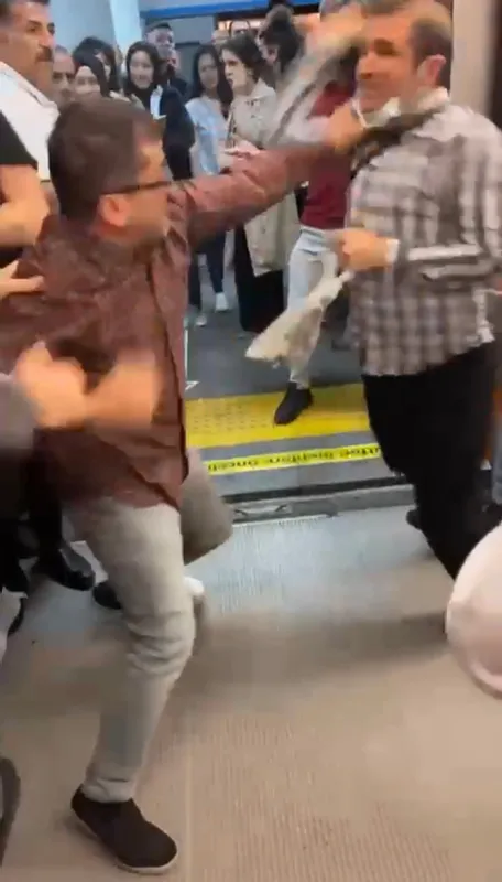 bayrampasa-otogar-metro-istasyonunda-boks-maci-2-kisi-yumruk-yumruga-birbirine-girdi-1654674398072.jpg Bayrampaşa Otogar Metro İstasyonu'nda boks maçı! 2 kişi yumruk yumruğa birbirine girdi-3