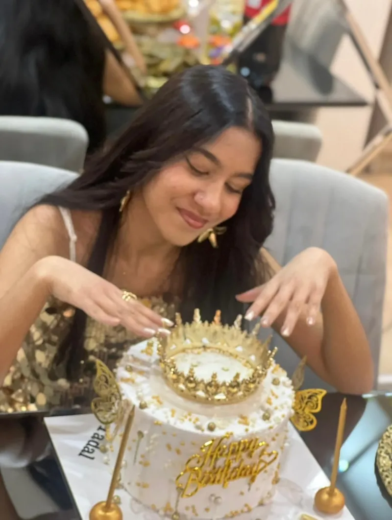 tarik-mengucten-sutlu-cikolatam-dedigi-kizina-duygusal-kutlama-goren-hayran-kaldi-1775547929466.jpg Tarık Mengüç'ten “Sütlü çikolatam” dediği kızına duygusal kutlama! Gören hayran kaldı-8