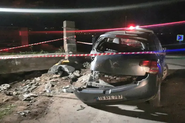 Bursa'da feci kaza! Araç hurdaya döndü! Yaralılar var