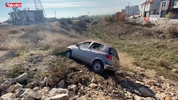 Çorum'da yoldan çıkan otomobil asılı kaldı
