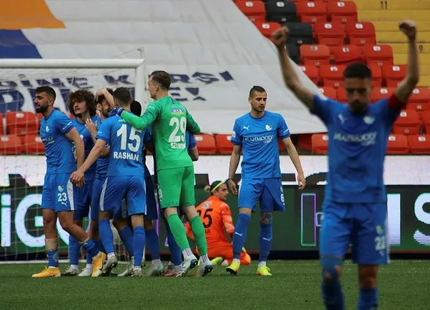 gaziantep-erzurumspor-macinin-ardindan-yilmaz-vural-gozyaslarini-boguldu-1619364533284.jpeg Gaziantep - Erzurumspor maçının ardından Yılmaz Vural gözyaşlarını boğuldu!-1
