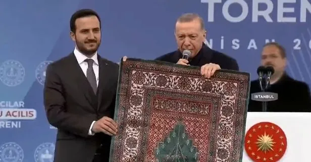Başkan Erdoğan’a seccade hediye edildi: Bu seccade ayaklarla basılmak için değil, 15 Mayıs’ta şükür namazı kılacağız
