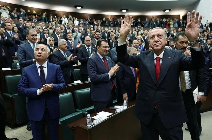 baskan-erdogandan-chpnin-acemi-tavsani-ozgur-ozele-genel-baskan-mi-emanetci-mi-belli-degil-1700045741463.jpeg Başkan Erdoğan'dan CHP'nin 'acemi tavşanı' Özgür Özel'e: "Genel başkan mı emanetçi mi belli değil"-6