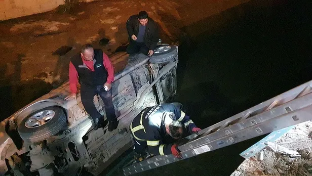 SON DAKİKA: Adana'da şaşırtan görüntü: Kanala uçtukları aracın üzerinde yardım beklediler-4
