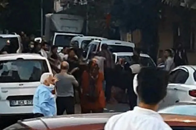 Temizlik tartışması meydan savaşına döndü! Tekmeler, tokatlar, yumruklar havada uçuştu