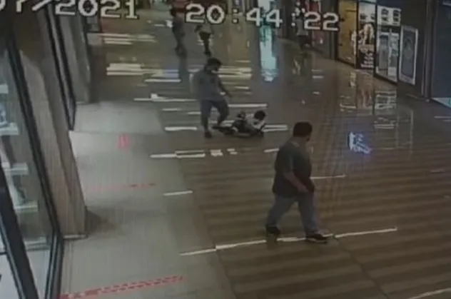 Bakırköy'de AVM'de çocuğa tekme tokat dayak! Savunması pes dedirtti: Sosyal medya akımı...