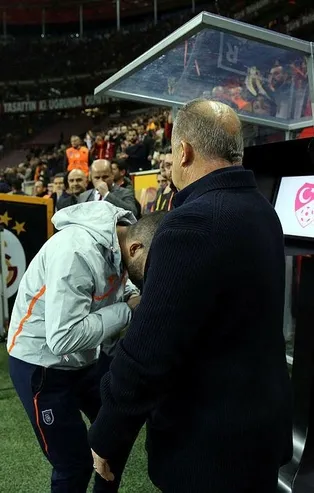 Türk Telekom Stadyumu'nda büyük buluşma! Arda Turan, Fatih Terim’in elini öptü