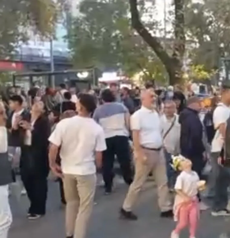 1789850441533.jpeg Çankaya'da klip çekimi sırasında binadan para atıldı: Yere saçılan paralar izdihama sebep oldu-2
