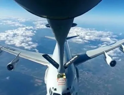 NATO uçağına havada yakıt ikmali