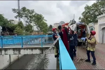 Çatıdan dereye düşen çalışan kurtarıldı