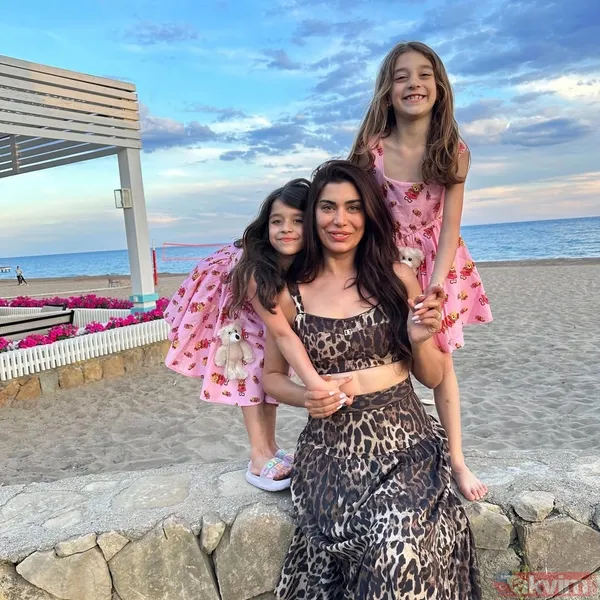 Kuruluş Osman’ın yıldızıyla 21 yıl evli kalmıştı! Bir Gece Masalı’nın Handan’ı Ayşegül Günay’ın ikizlerine bakın! - 13