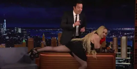 Madonna şov uğruna tüm dünyaya maskara oldu! Artık zıvanadan çıktı yayında önce masaya uzandı sonrada eteğini kaldırarak...-7