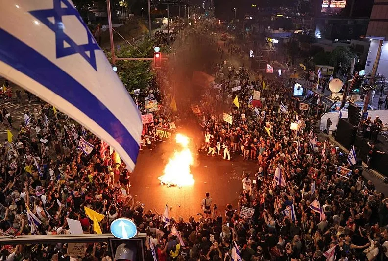 Tel Aviv yanıyor