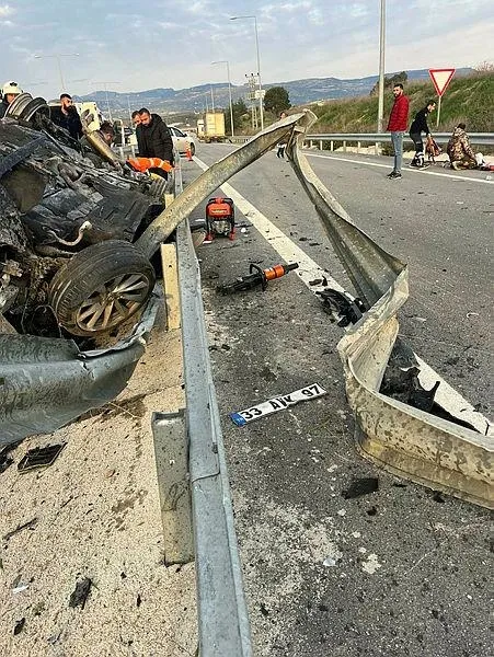 feci-kaza-mersinde-bariyere-carpan-otomobil-paramparca-oldu-1706527660774.jpeg Feci kaza! Mersin'de bariyere çarpan otomobil paramparça oldu-3