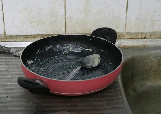 hirsizin-notu-saskina-cevirdi-girdigi-evde-kiymali-yumurta-yapip-dus-aldi-1652513973373.jpeg Hırsızın notu şaşkına çevirdi! Girdiği evde kıymalı yumurta yapıp, duş aldı...-3