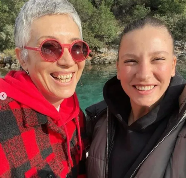 Serenay Sarıkaya'dan Cem Yılmaz'a dört koldan seri beğeni! Serenay 'like'ladı sonrasında dillere düştü barıştılar mı?-9