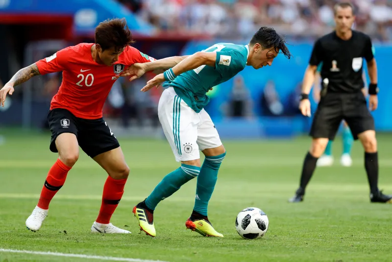 Alman holiganlar Mesut Özil'e saldırdı - 2