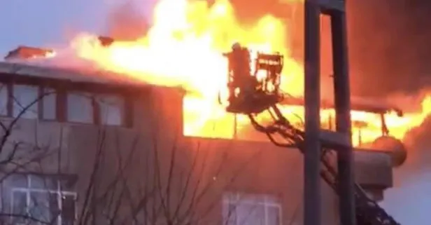 Pendik’te 4 katlı binanın çatı katı alev alev yandı