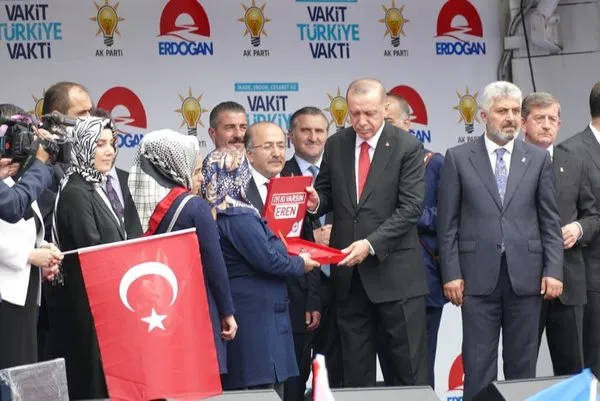 Cumhurbaşkanı Erdoğan şehit Eren Bülbülün annesine hediye edilen evin anahtarını verdi