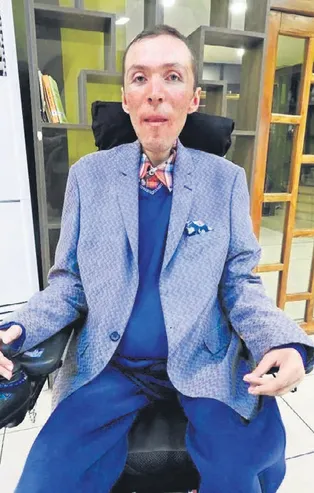 Böyle vicdansızlık görülmedi! Kas erimesi hastalığı olan Çağlar Özyiğit kirada oturduğu evden çıkartılmak isteniyor