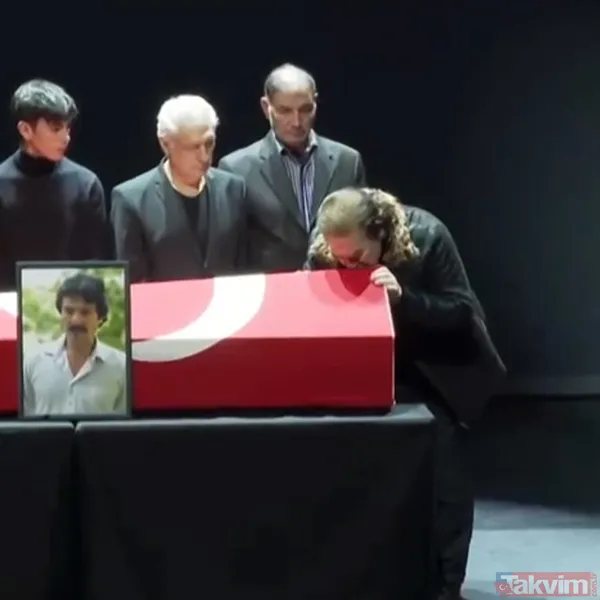 Tayfur'un dostu Orhan Gencebay, sahneye davet edildi. Gözyaşlarına halim olamayan Gencebay, önce tabutu öptü. Gencebay, konuşmasında şunları söyledi:...