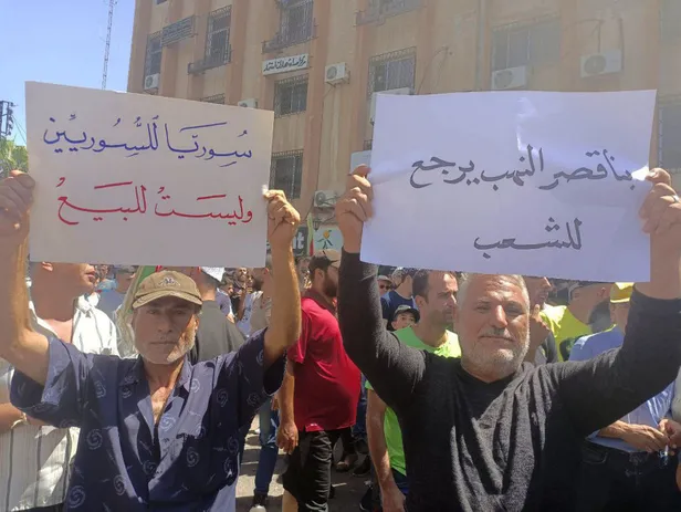 esedden-protestoculara-rusvet-teklifi-eylemi-birakana-tavuk-verilecek-1693720987953.jpg Esed’den protestoculara rüşvet teklifi: Eylemi bırakana tavuk verilecek-1