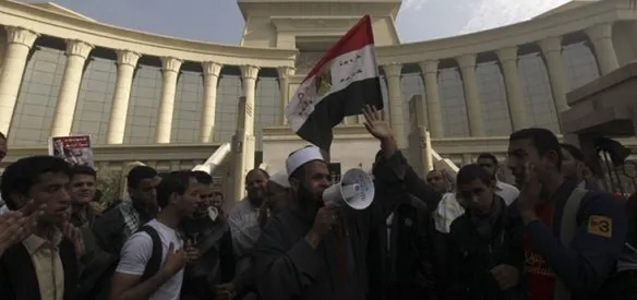 Mısır Cumhurbaşkanı Muhammed Mursi'nin yeni anayasal düzenlemeler çerçevesinde aldığı kararları protesto amacıyla ülke genelinde düzenlenen gösterilerde olaylar çıktı