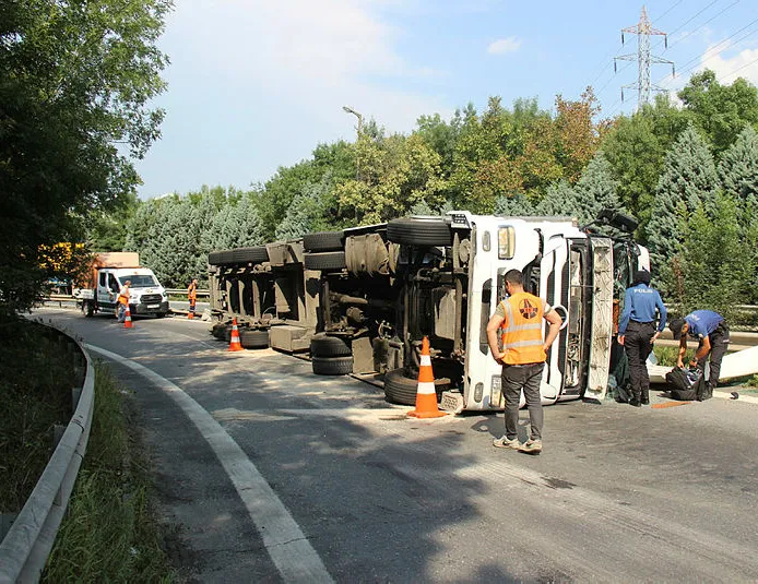 TEM bağlantı yolunda tır devrildi: 1 yaralı