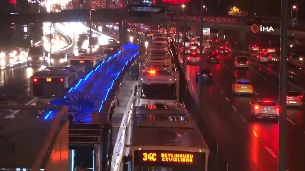 Son dakika haberi! Bakırköy-İncirli Metrobüs Durağı'ndan metrobüs arıza yaptı, uzun kuyruklar oluştu-1
