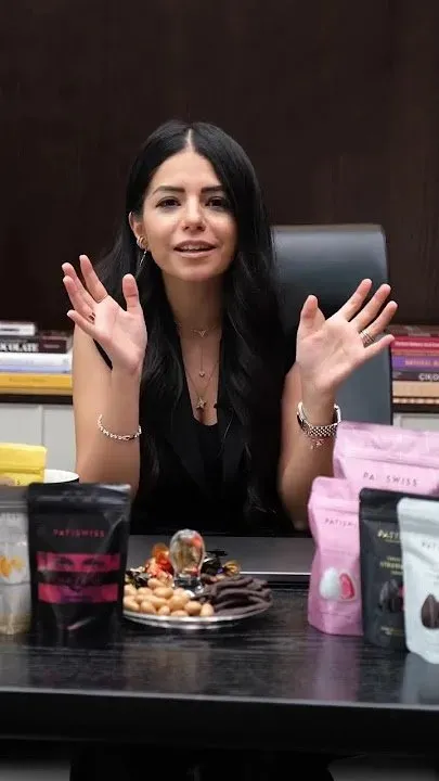 patiswiss-hangi-ulkenin-patiswiss-cikolata-kimin-sahibi-kim-elif-asli-yildiz-tunaoglu-kimdir-kac-yasinda-nerel-1713779762523.jpg Patiswiss hangi ülkenin, Patiswiss Çikolata kimin, sahibi kim? Elif Aslı Yıldız Tunaoğlu kimdir, kaç yaşında, nereli?-7