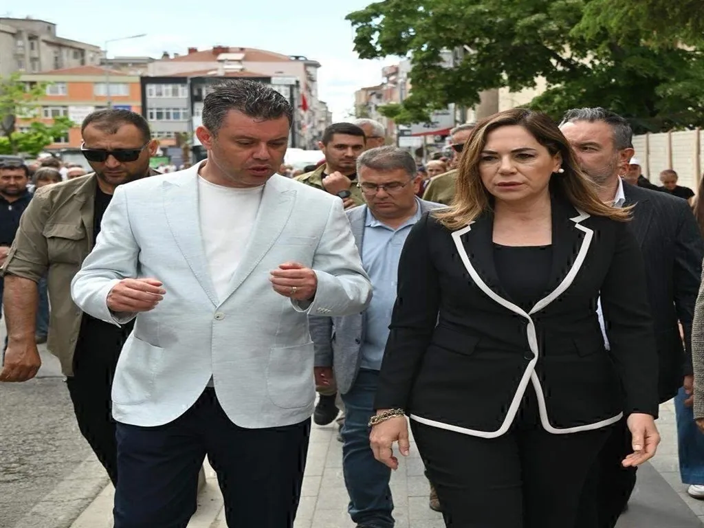 corluda-silahli-kavga-ihbarina-giden-polislere-saldiri-bakan-ciftci-duyurdu-2-polis-sehit-teslim-olmayan-saldi-1779033977386.jpeg Çorlu'da silahlı kavga ihbarına giden polislere saldırı! Bakan Çiftçi duyurdu: 2 polis şehit | Teslim olmayan saldırgan indirildi-8