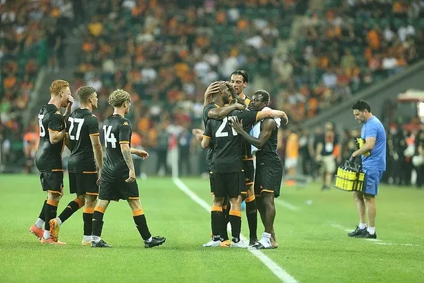 galatasaray-hazirlik-macinda-ingiltere-championship-ekibi-hull-cityye-4-3-yenildi-1688587050668.jpeg Galatasaray hazırlık maçında İngiltere Championship ekibi Hull City'ye 4-3 yenildi-4