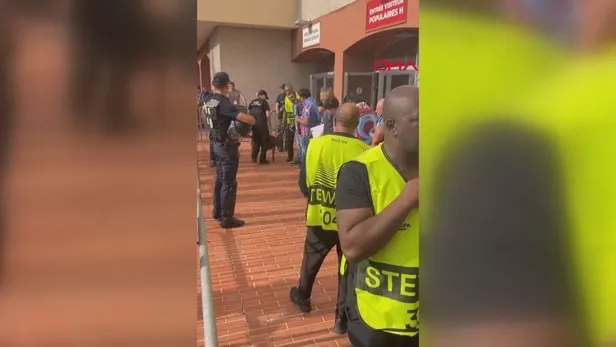 fransiz-polisinden-trabzonspor-taraftarlarina-buyuk-saygisizlik-kopekle-aradilar-1665084378531.jpg Fransız polisinden, Trabzonspor taraftarlarına büyük saygısızlık! Köpekle aradılar-3