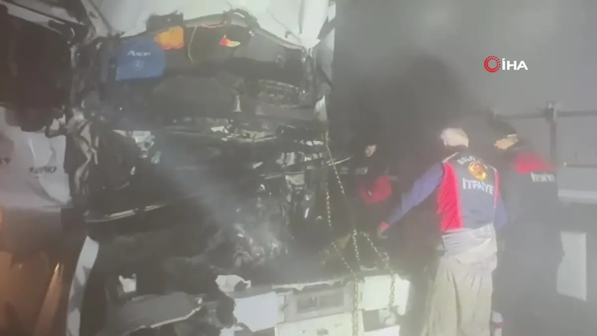 Afyonkarahisar'da acı olay! Babasının kullandığı tıra arkadan çarpan genç sürücü hayatını kaybetti