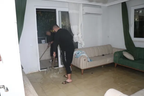 1671046959993.jpeg Alanya’da sağanak yağış sonrası evleri, iş yerlerini ve okulu su bastı-5