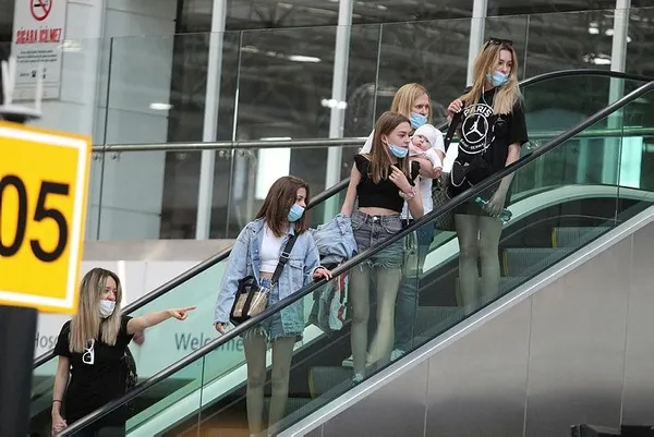 Türkiye'ye turist akını: İlk gün 44 uçakla 12 bini aşkın Rus Antalya'ya indi-7